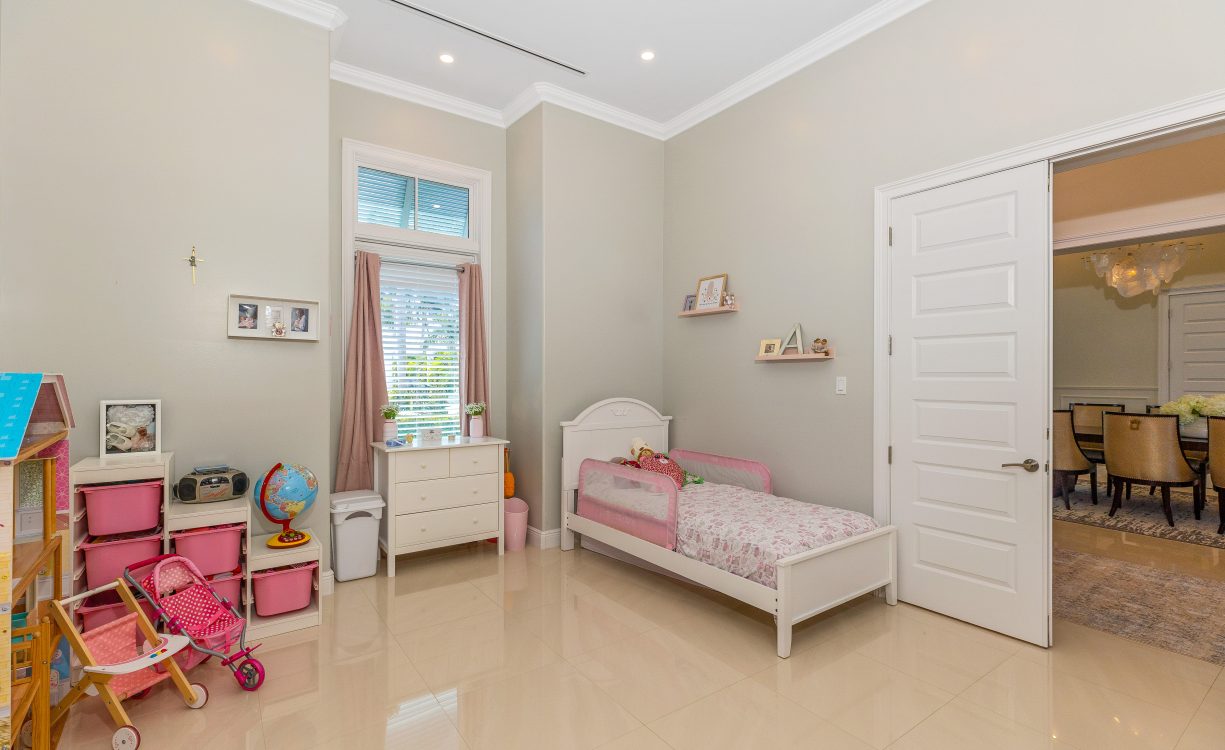 BRITANNIA DRIVE 526, EXECUTIVE FAMILY HOME