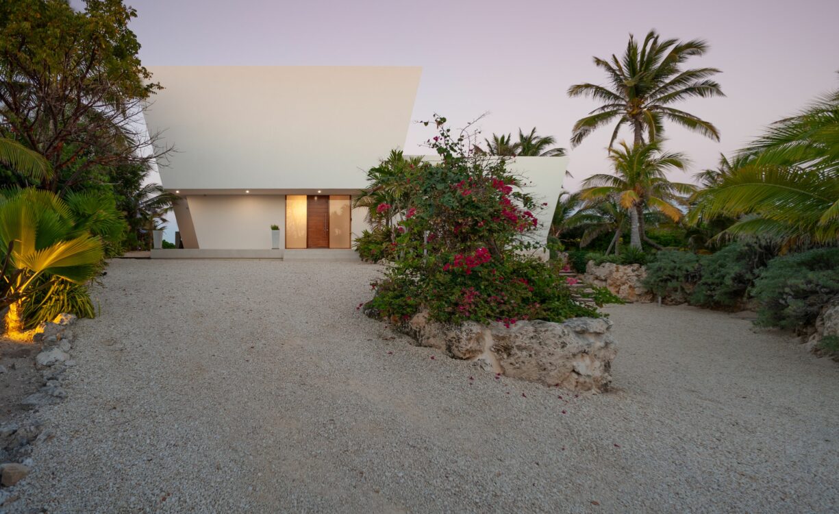 OLYMPUS, RUM POINT6 BEACHFRONT HOME
