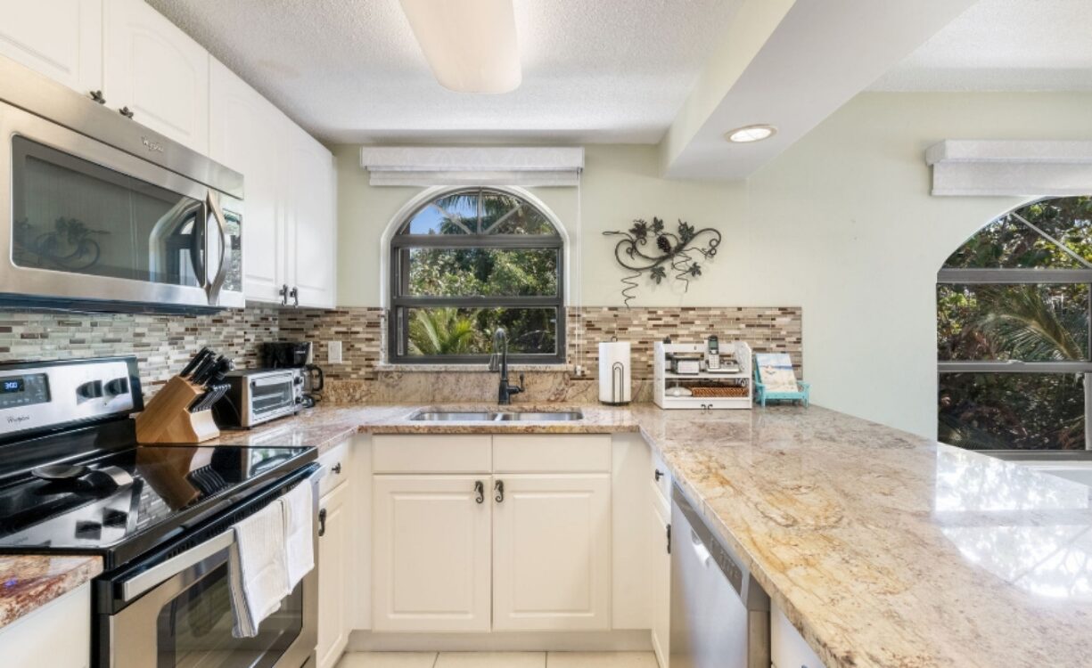 The Heritage Club - Seven Mile Beachfront condo