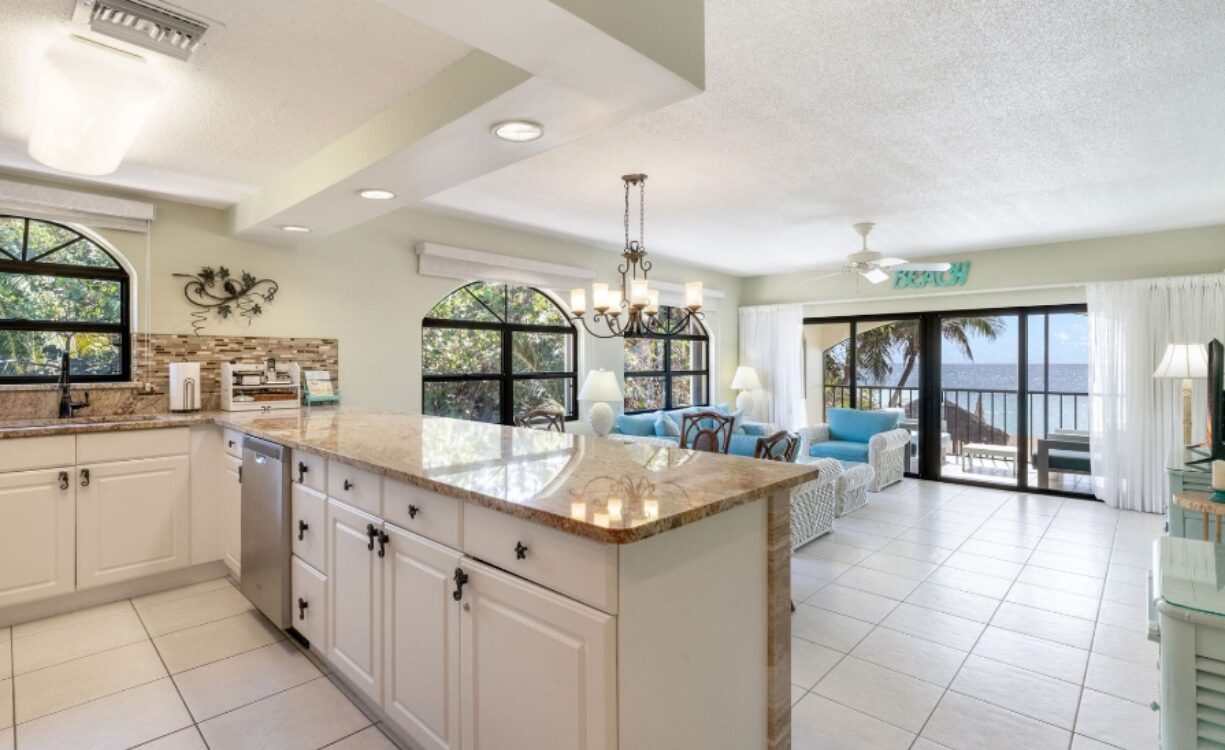 The Heritage Club - Seven Mile Beachfront condo