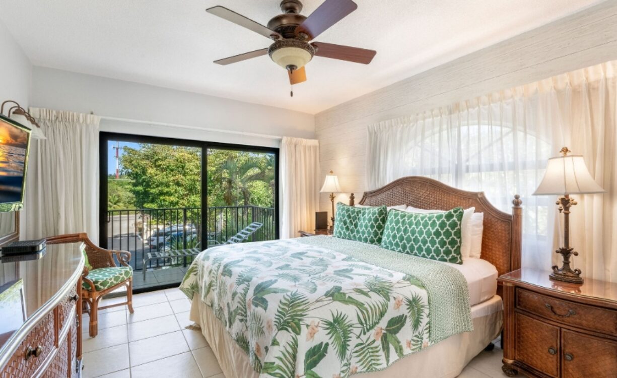 The Heritage Club - Seven Mile Beachfront condo
