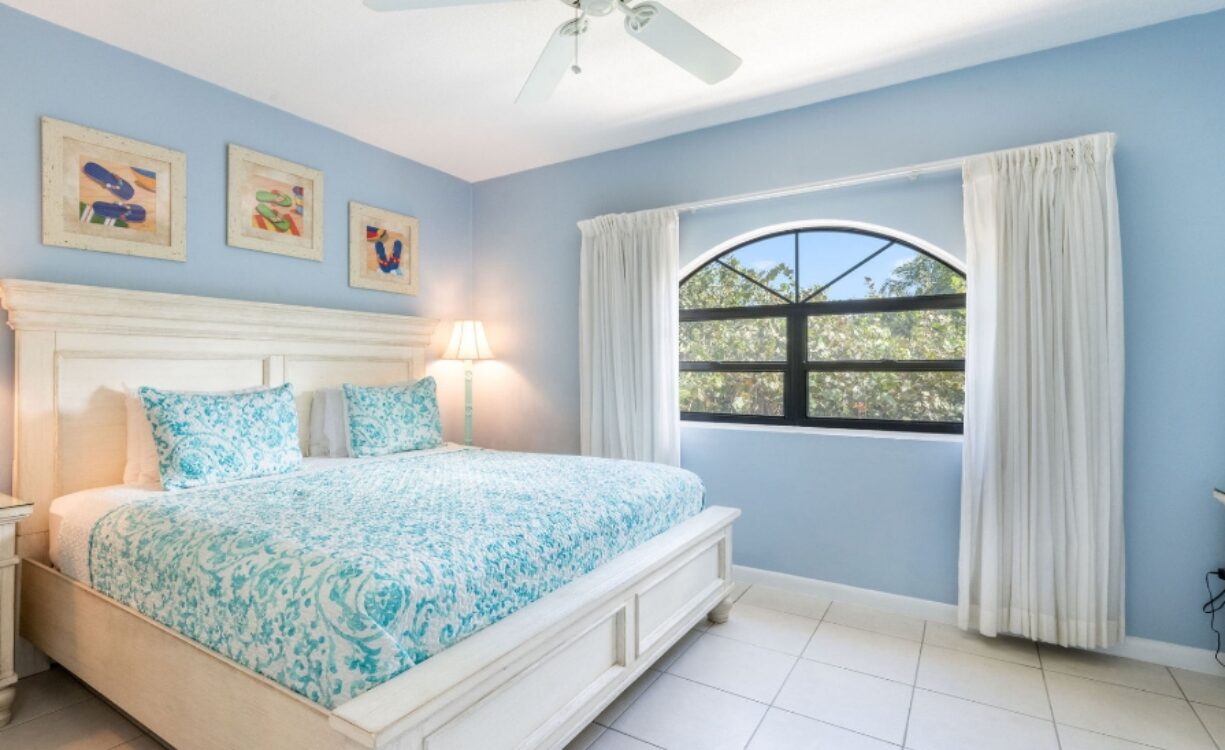 The Heritage Club - Seven Mile Beachfront condo