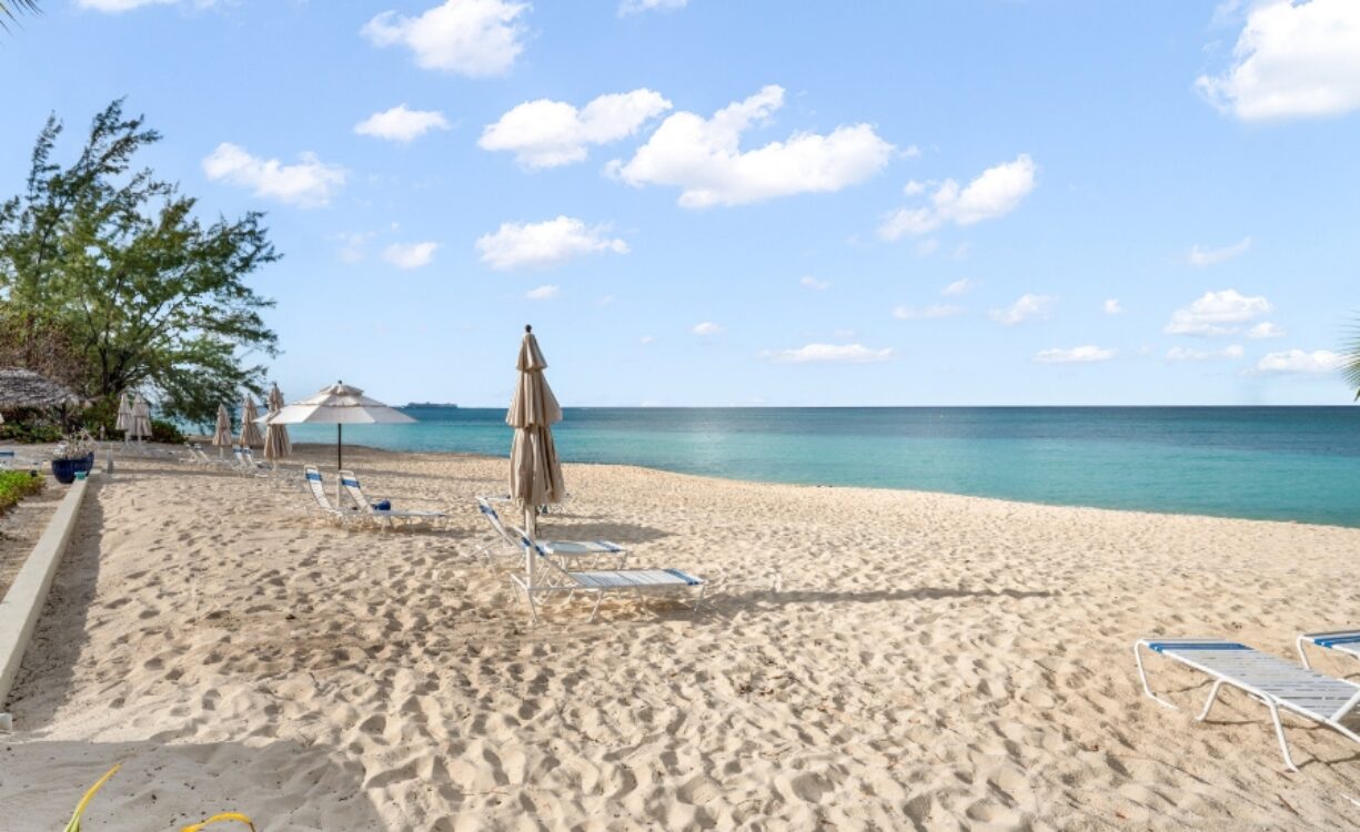 The Heritage Club - Seven Mile Beachfront condo