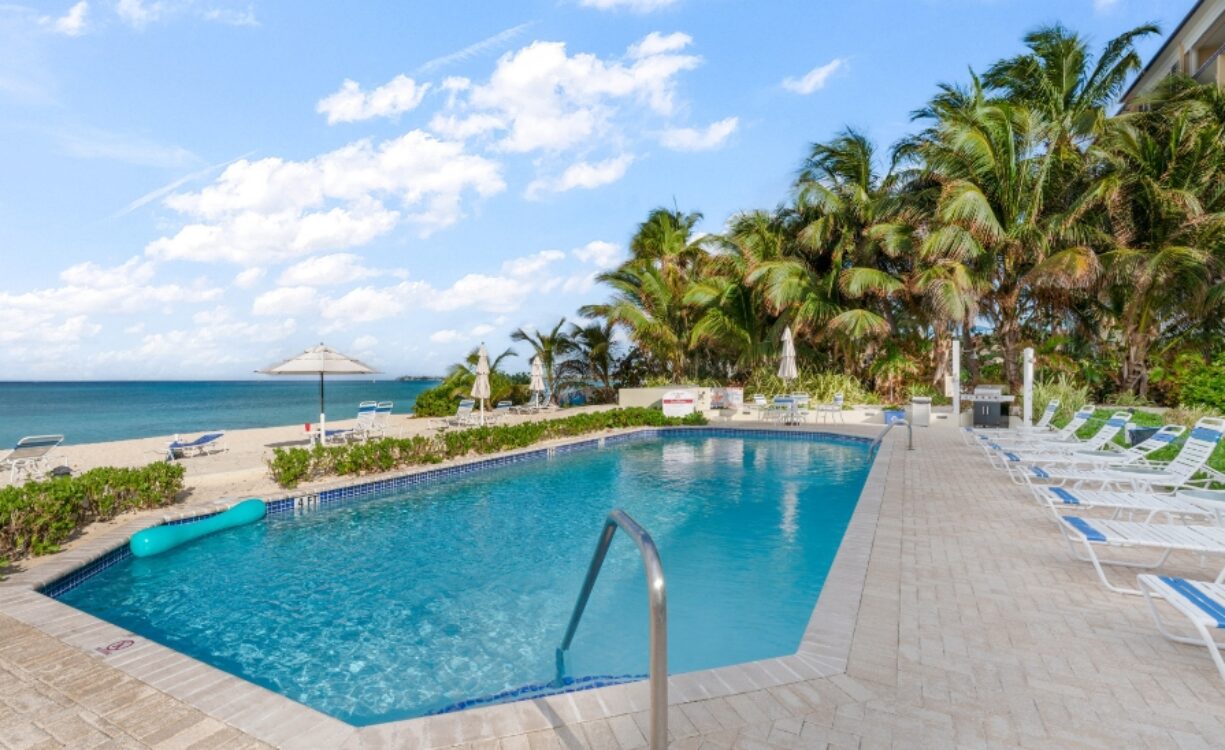 The Heritage Club - Seven Mile Beachfront condo