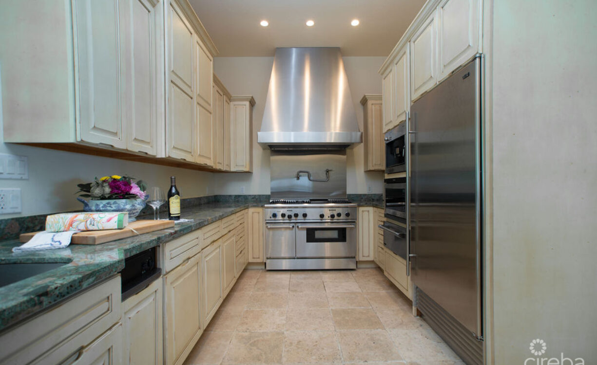 THE SAND BLUFF ESTATE | GUN BAY, EAST END