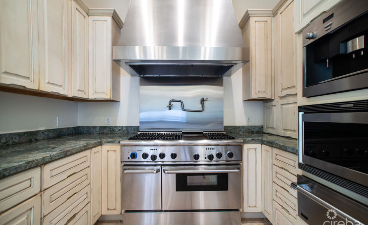 THE SAND BLUFF ESTATE | GUN BAY, EAST END