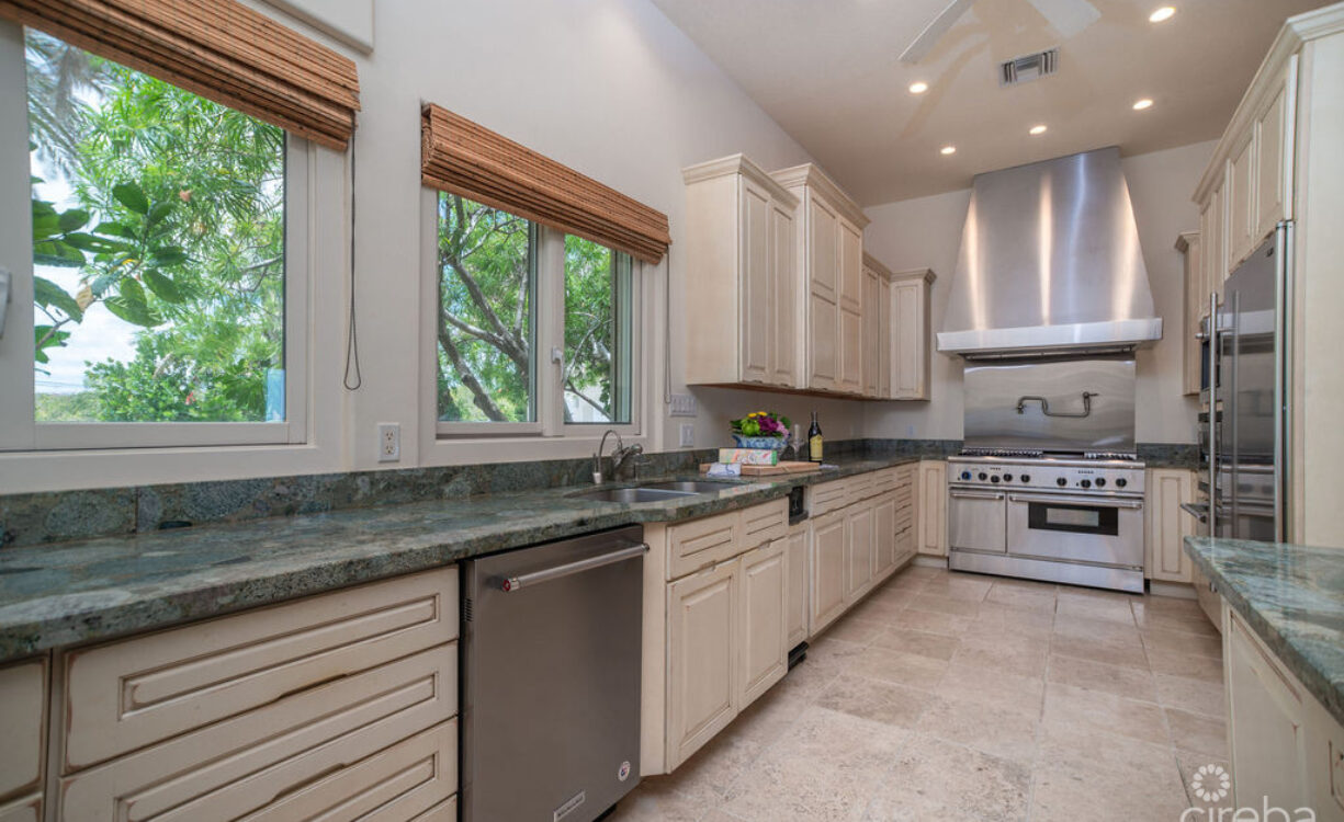 THE SAND BLUFF ESTATE | GUN BAY, EAST END