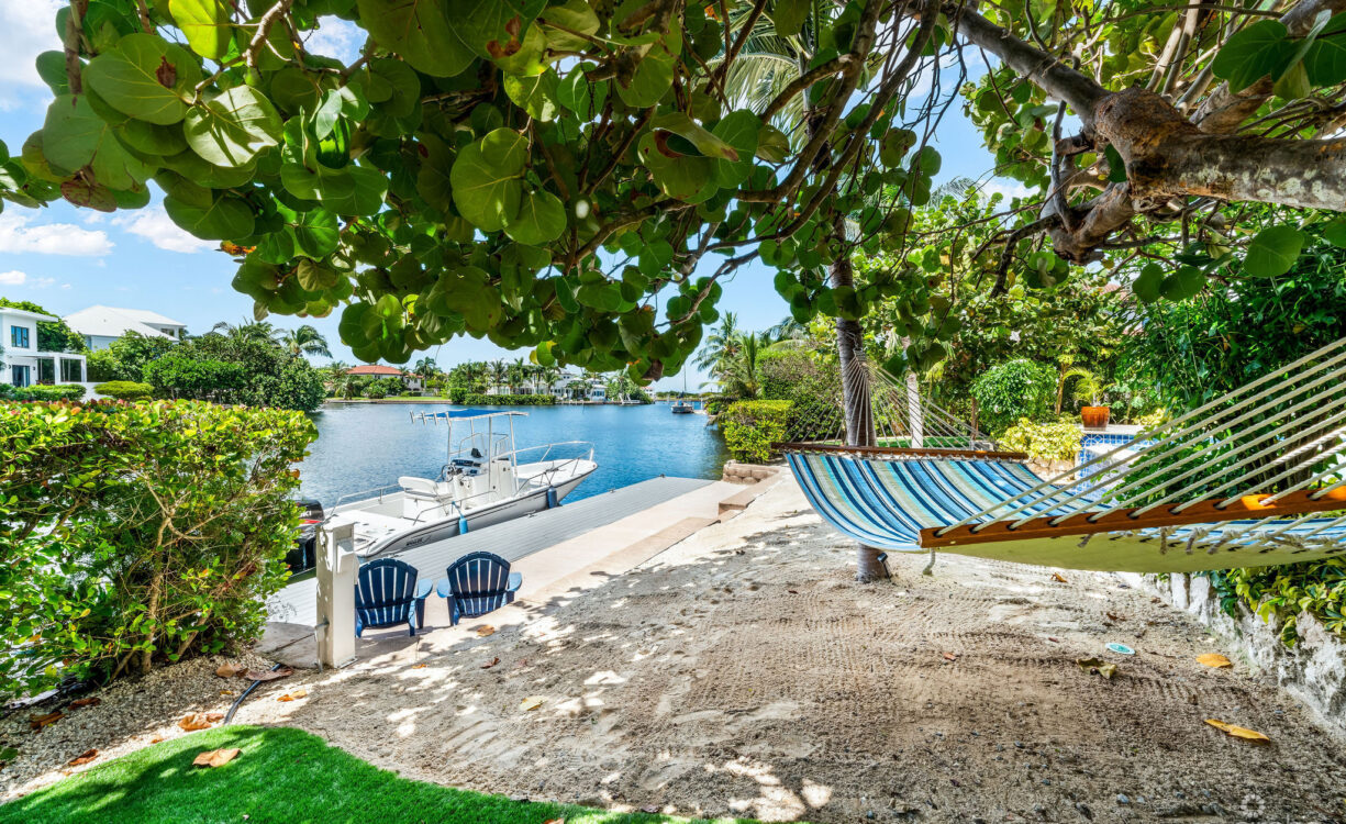 303 BIMINI DRIVE | EXCLUSIVE 5-BED CANALFRONT HOME