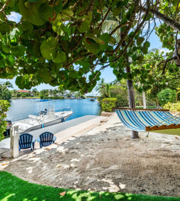 303 BIMINI DRIVE | EXCLUSIVE 5-BED CANALFRONT HOME