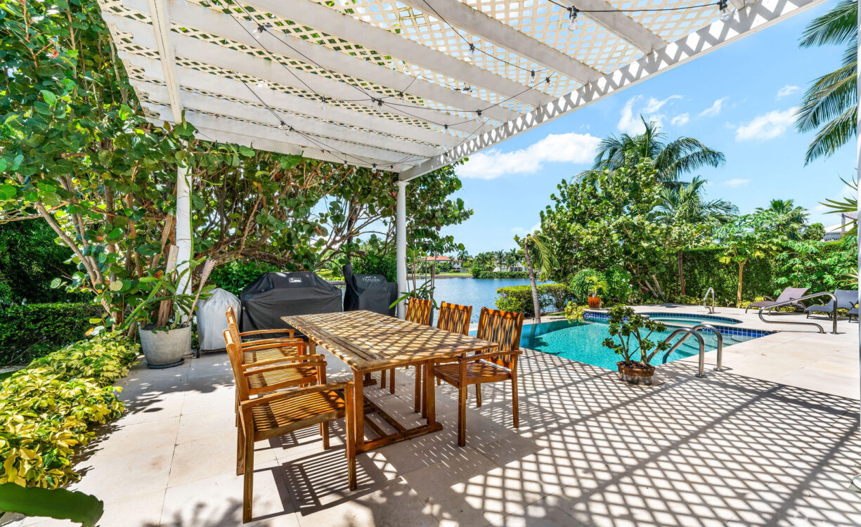 303 BIMINI DRIVE | EXCLUSIVE 5-BED CANALFRONT HOME