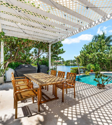 303 BIMINI DRIVE | EXCLUSIVE 5-BED CANALFRONT HOME
