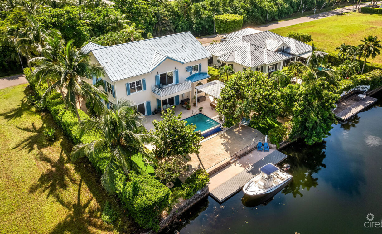 303 BIMINI DRIVE | EXCLUSIVE 5-BED CANALFRONT HOME