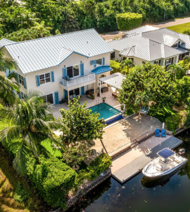 303 BIMINI DRIVE | EXCLUSIVE 5-BED CANALFRONT HOME