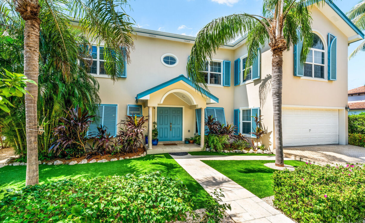 303 BIMINI DRIVE | EXCLUSIVE 5-BED CANALFRONT HOME