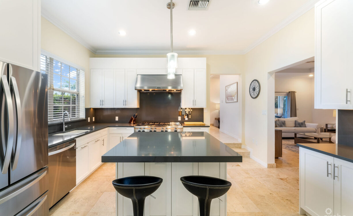 303 BIMINI DRIVE | EXCLUSIVE 5-BED CANALFRONT HOME
