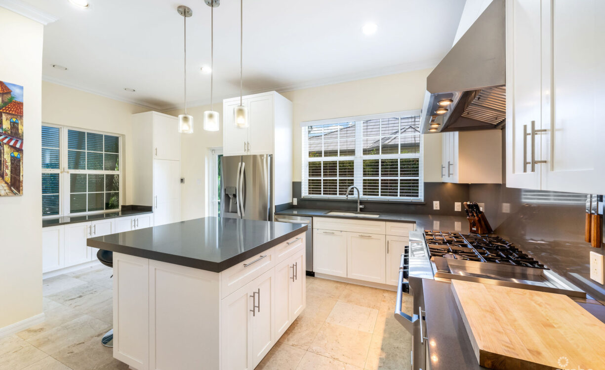 303 BIMINI DRIVE | EXCLUSIVE 5-BED CANALFRONT HOME