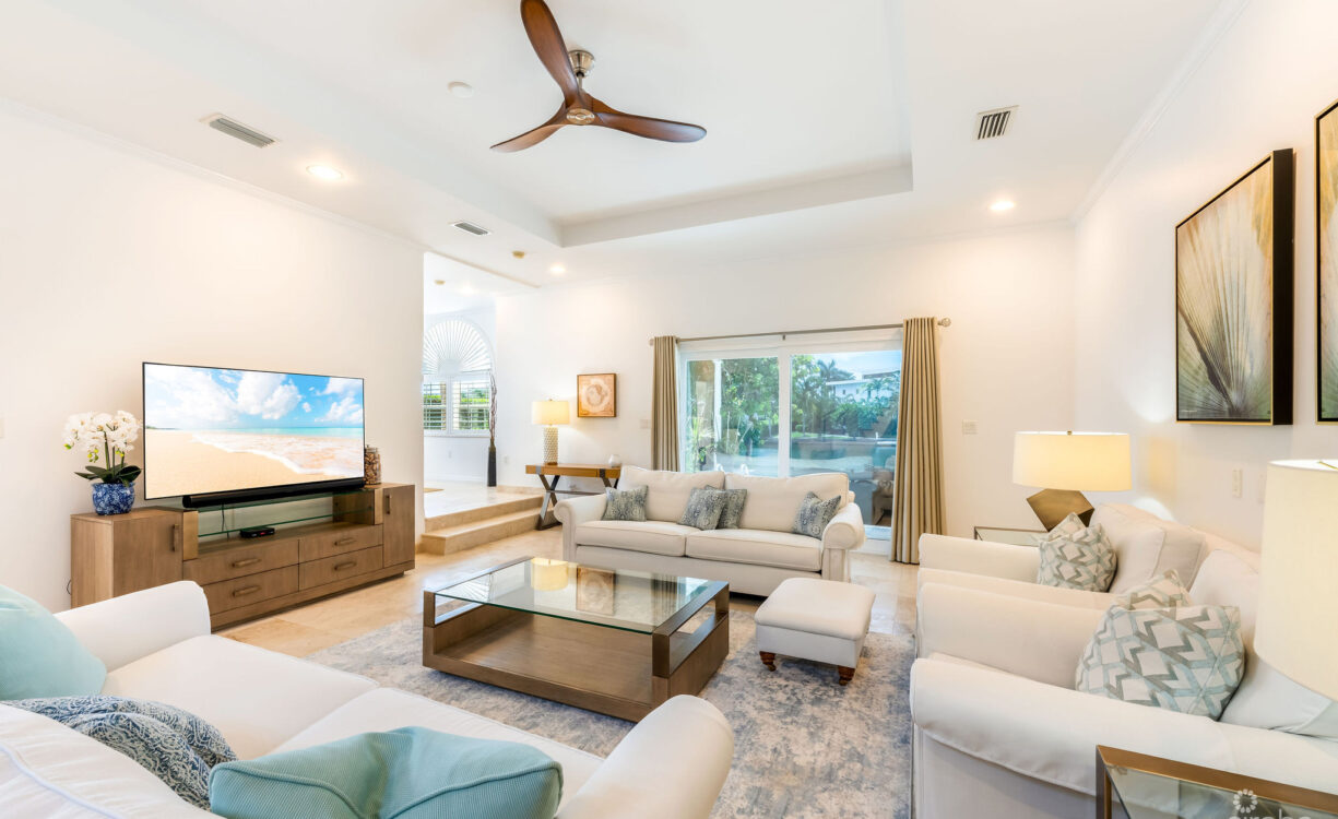 303 BIMINI DRIVE | EXCLUSIVE 5-BED CANALFRONT HOME