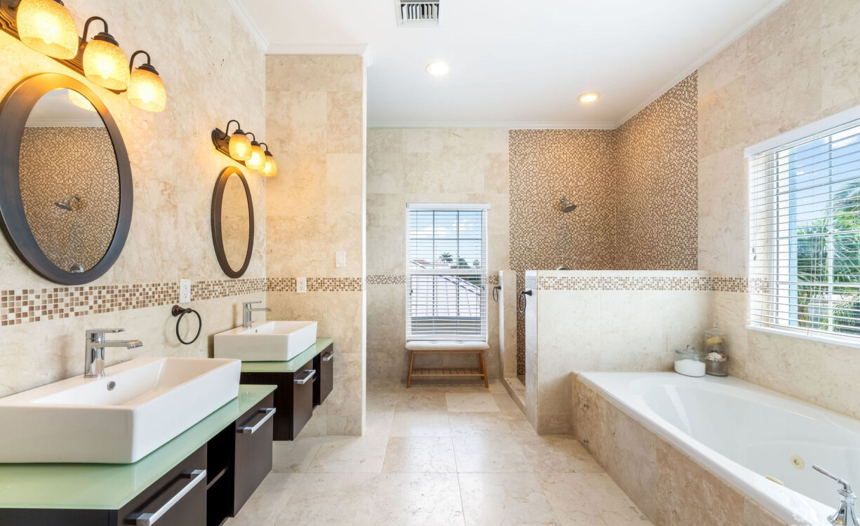 303 BIMINI DRIVE | EXCLUSIVE 5-BED CANALFRONT HOME