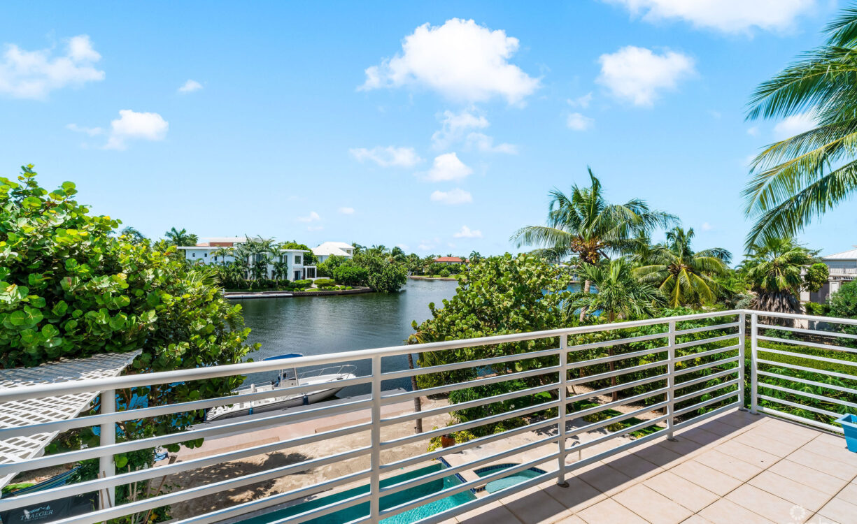 303 BIMINI DRIVE | EXCLUSIVE 5-BED CANALFRONT HOME