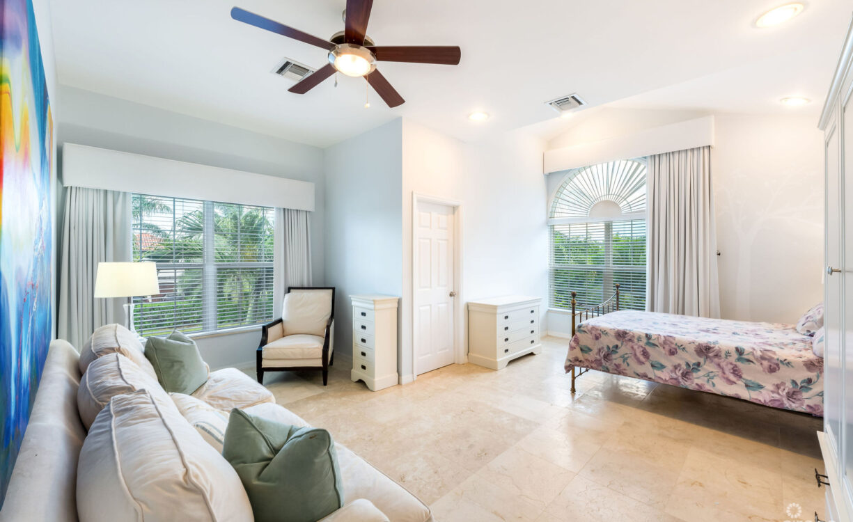 303 BIMINI DRIVE | EXCLUSIVE 5-BED CANALFRONT HOME