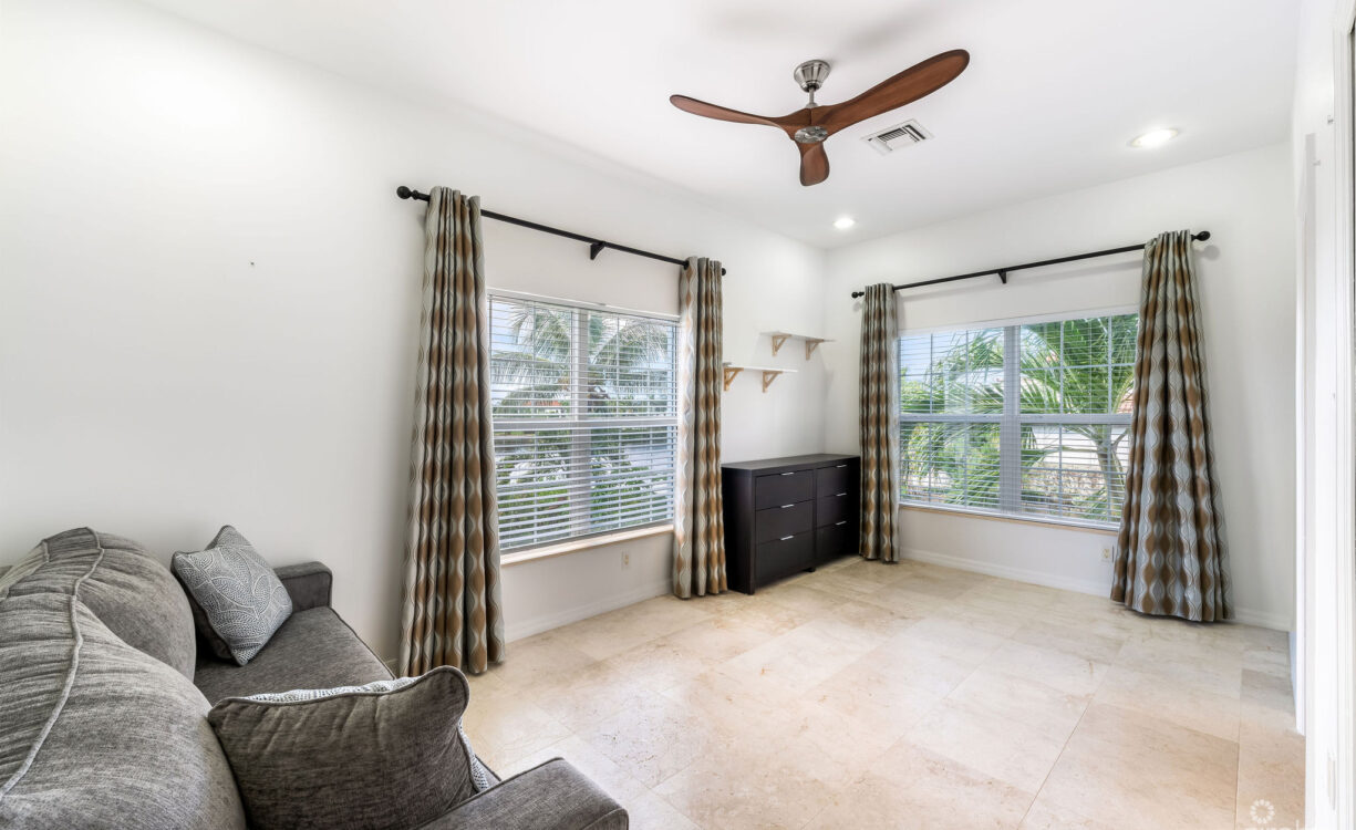 303 BIMINI DRIVE | EXCLUSIVE 5-BED CANALFRONT HOME