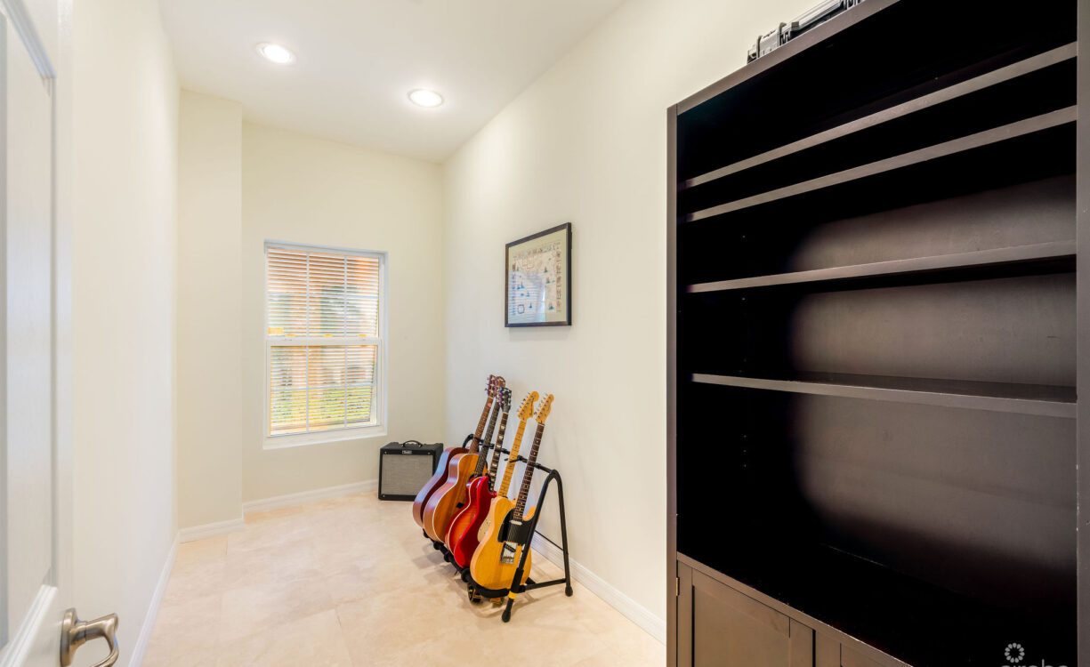 303 BIMINI DRIVE | EXCLUSIVE 5-BED CANALFRONT HOME