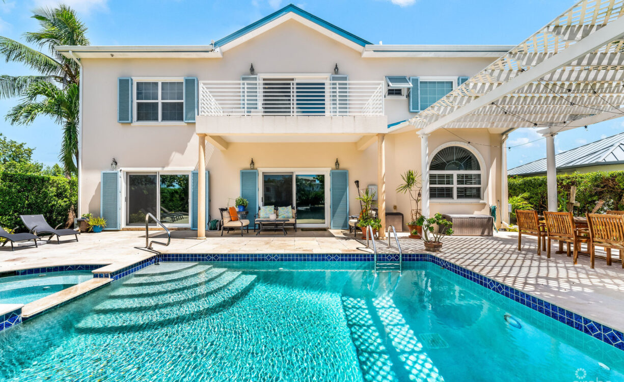303 BIMINI DRIVE | EXCLUSIVE 5-BED CANALFRONT HOME