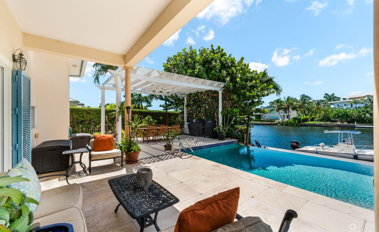 303 BIMINI DRIVE | EXCLUSIVE 5-BED CANALFRONT HOME
