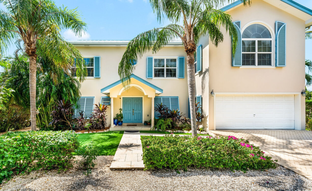 303 BIMINI DRIVE | EXCLUSIVE 5-BED CANALFRONT HOME
