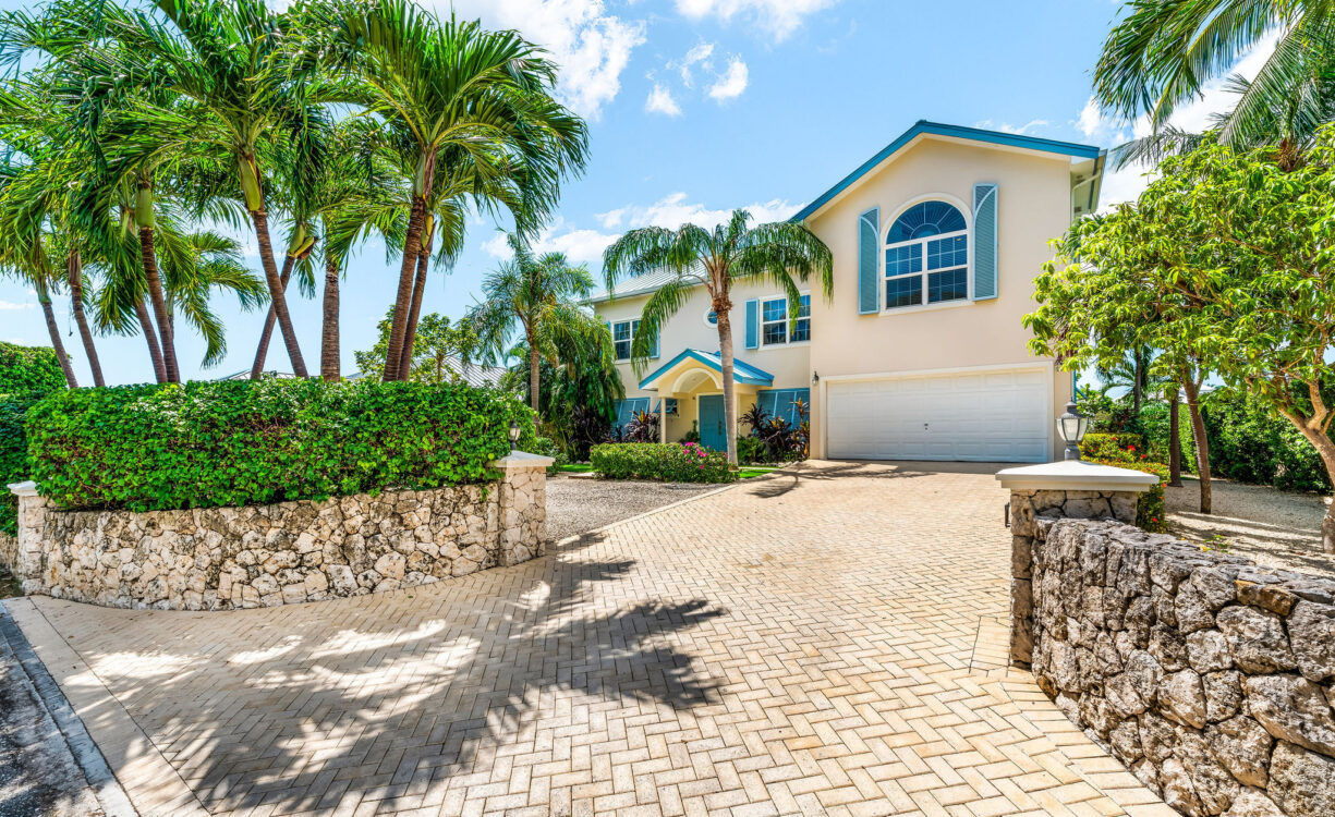 303 BIMINI DRIVE | EXCLUSIVE 5-BED CANALFRONT HOME