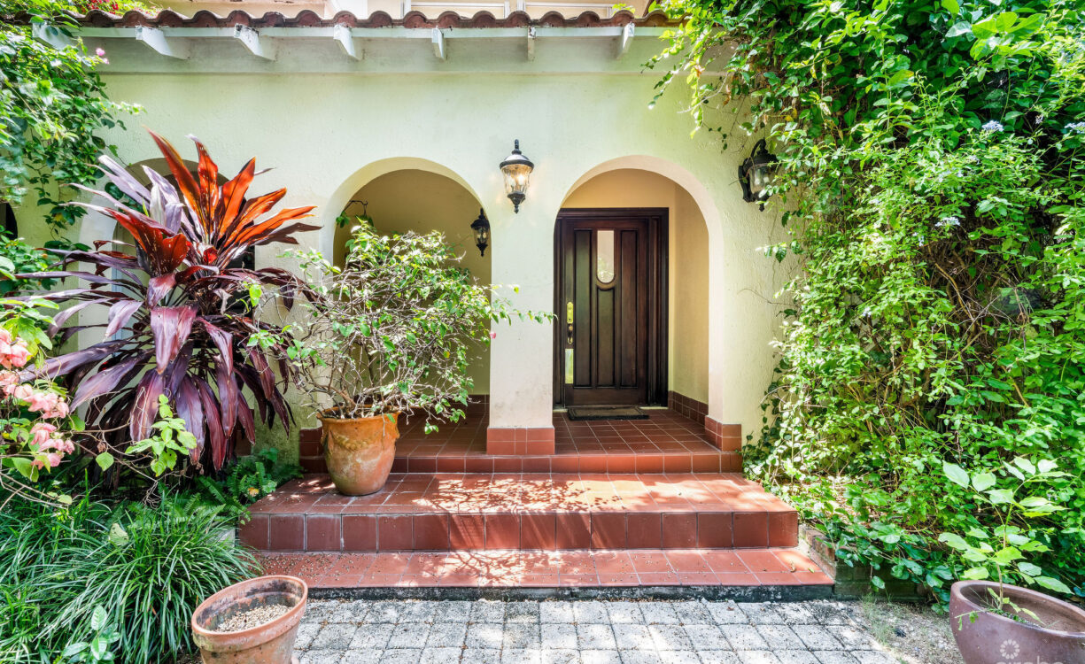 ANNE BONNY CRESCENT - CLASSIC COLONIAL WITH OUTDOOR ENTERTAINING