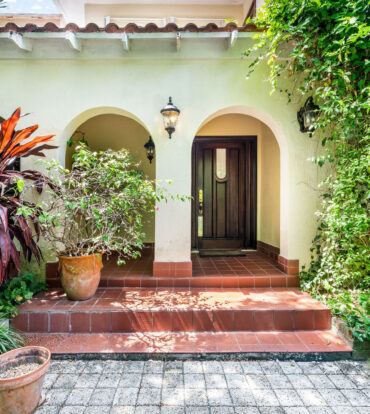 ANNE BONNY CRESCENT - CLASSIC COLONIAL WITH OUTDOOR ENTERTAINING