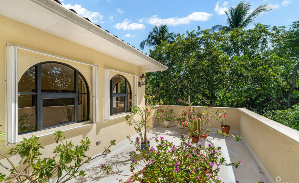 ANNE BONNY CRESCENT - CLASSIC COLONIAL WITH OUTDOOR ENTERTAINING