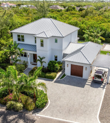 THE LAKES EXECUTUVE FAMILY HOME WITH POOL