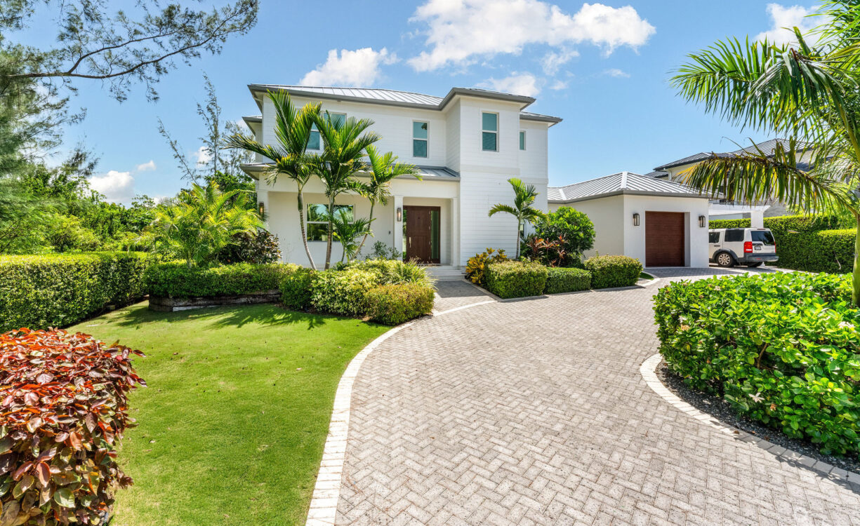 THE LAKES EXECUTUVE FAMILY HOME WITH POOL