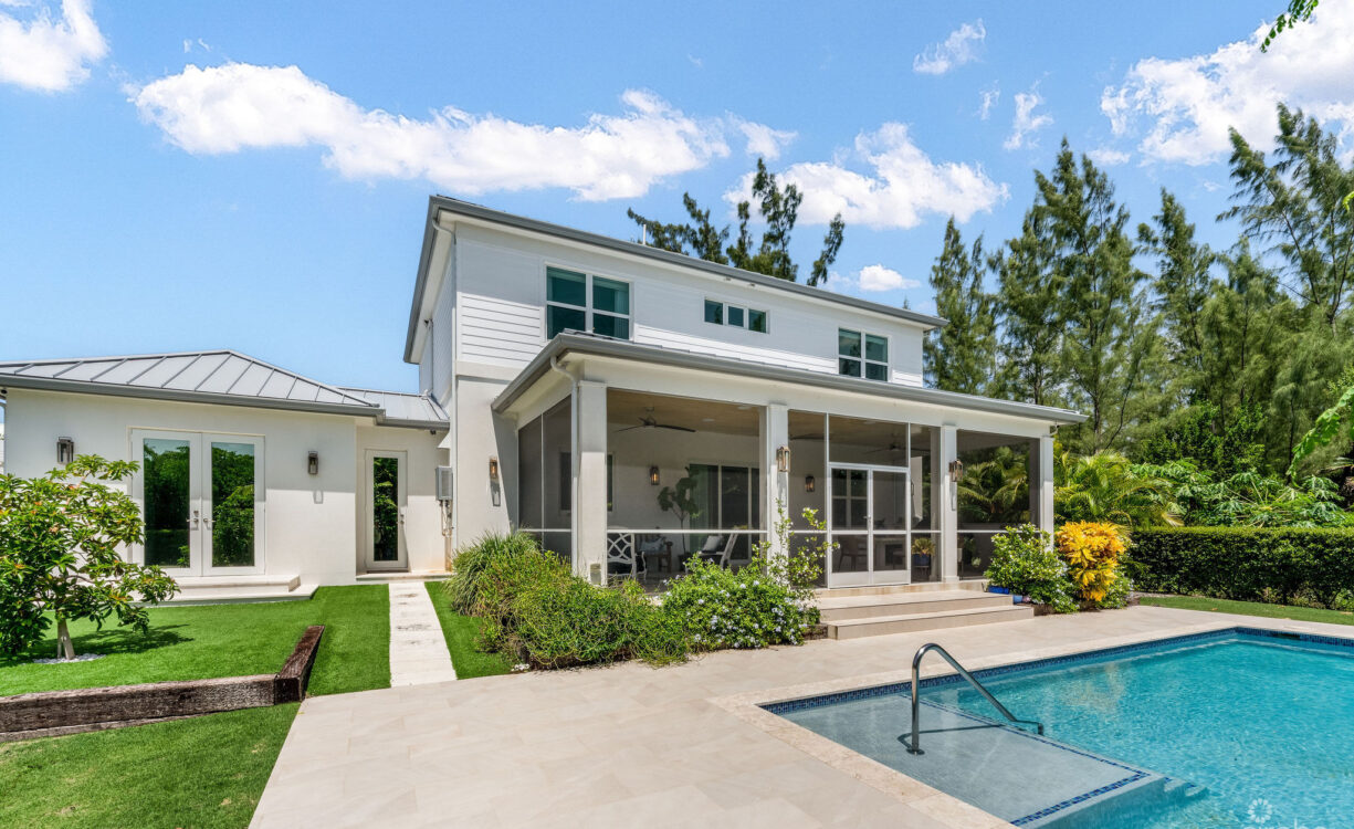 THE LAKES EXECUTUVE FAMILY HOME WITH POOL