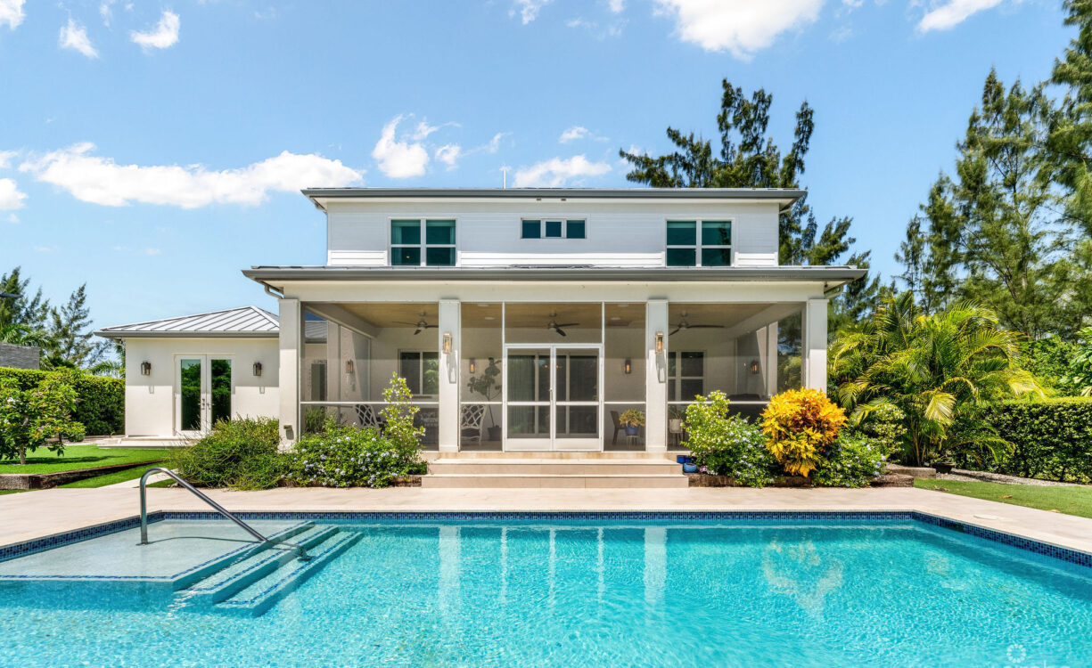 THE LAKES EXECUTUVE FAMILY HOME WITH POOL