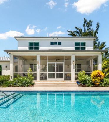 THE LAKES EXECUTUVE FAMILY HOME WITH POOL