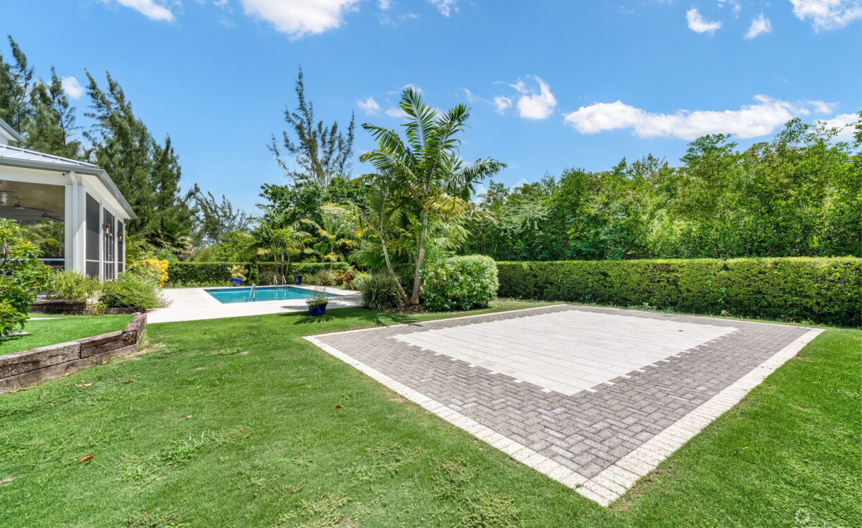 THE LAKES EXECUTUVE FAMILY HOME WITH POOL