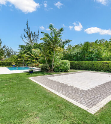 THE LAKES EXECUTUVE FAMILY HOME WITH POOL