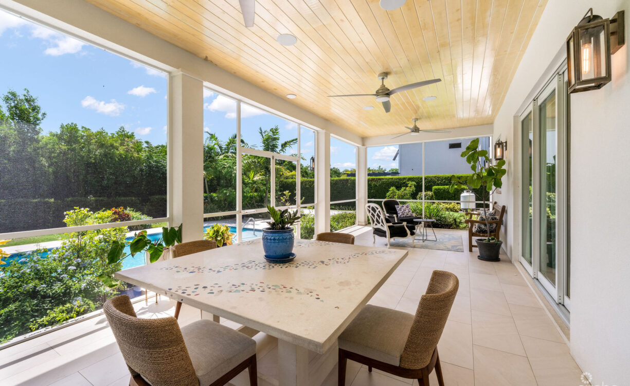 THE LAKES EXECUTUVE FAMILY HOME WITH POOL