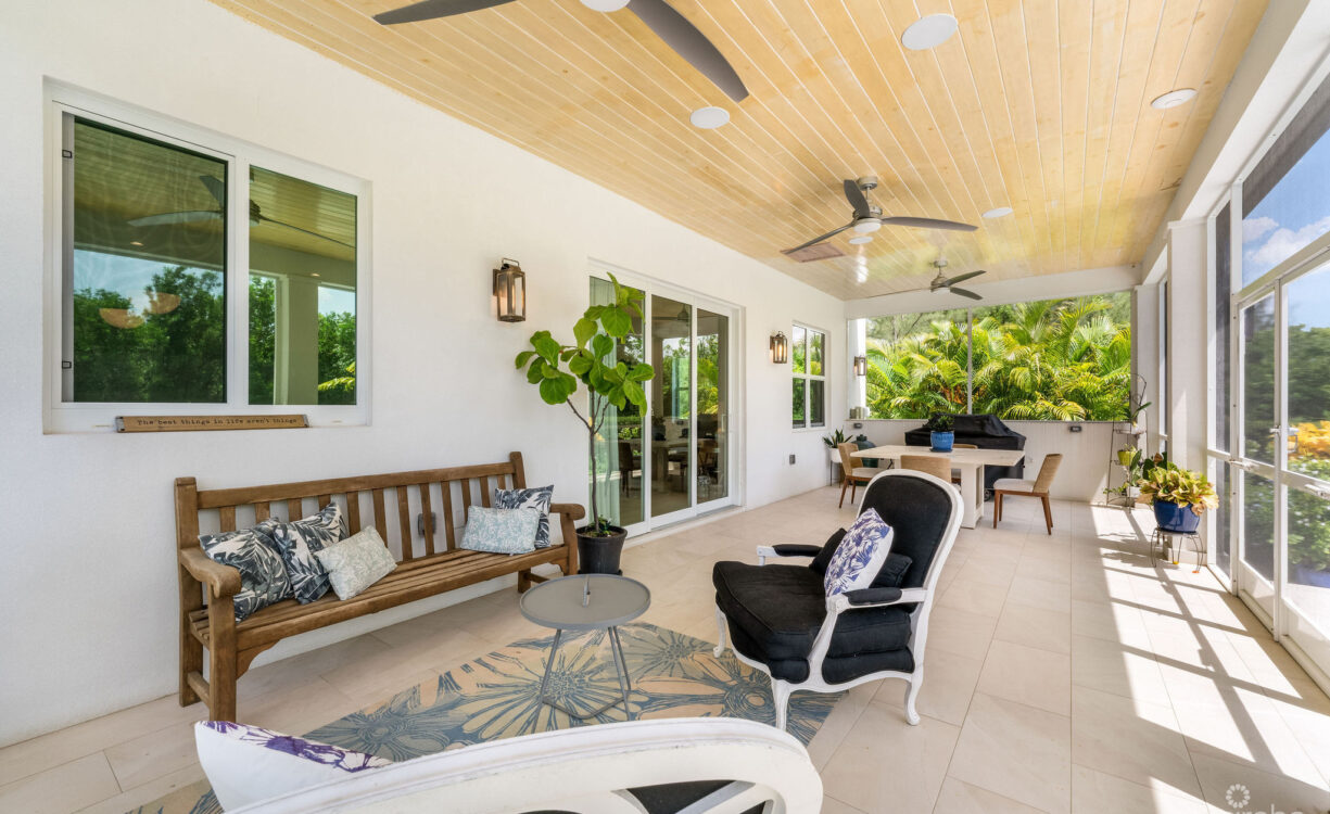 THE LAKES EXECUTUVE FAMILY HOME WITH POOL