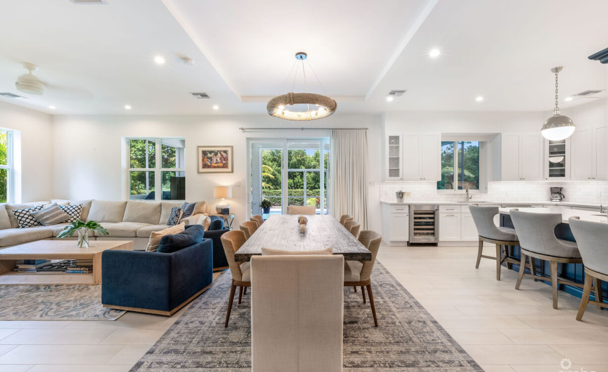 THE LAKES EXECUTUVE FAMILY HOME WITH POOL