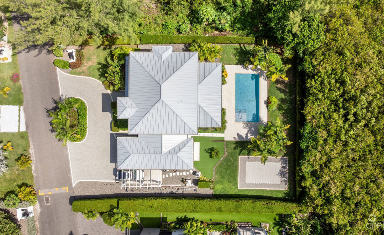 THE LAKES EXECUTUVE FAMILY HOME WITH POOL