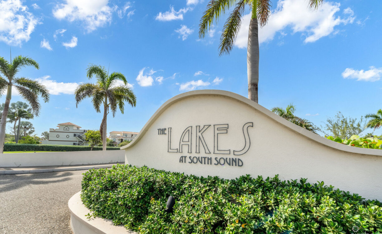 THE LAKES EXECUTUVE FAMILY HOME WITH POOL