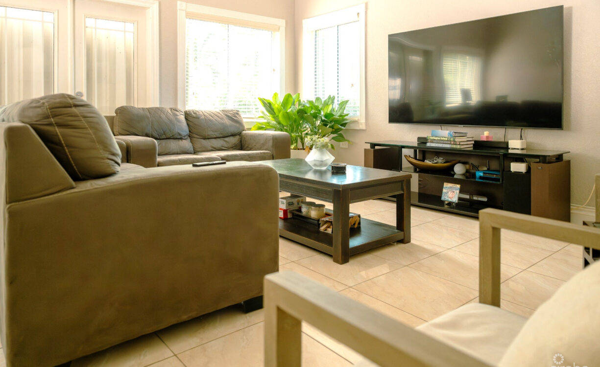 LIVING ROOM - 4 BEDROOM BEAUTIFUL FAMILY HOME IN SAVANNAH