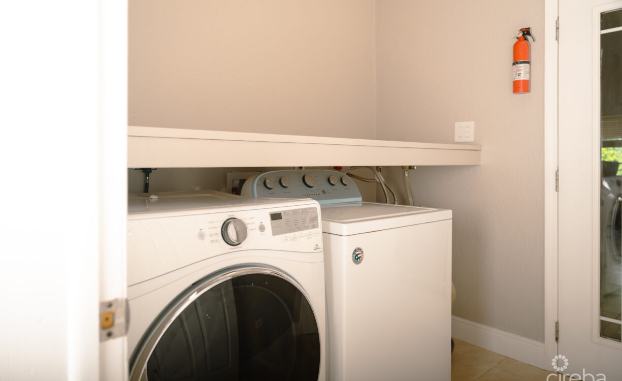 LAUNDRY ROOM - 4 BEDROOM BEAUTIFUL FAMILY HOME IN SAVANNAH