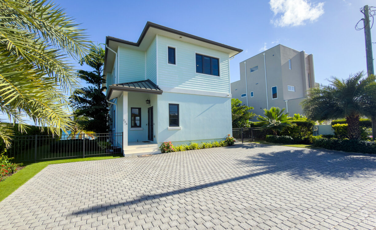 BEACH HOUSE WITH DOCK IN EAST END