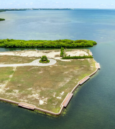 LARGE HARBOUR REACH LOT