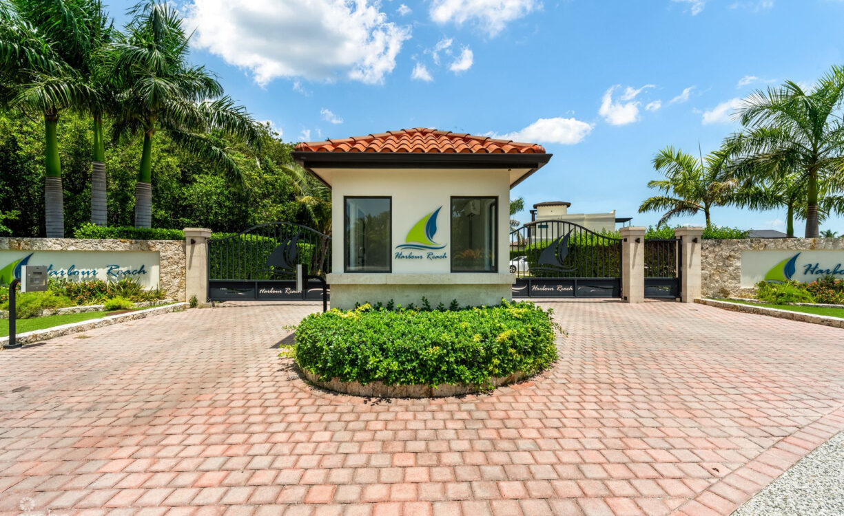 LARGE HARBOUR REACH LOT